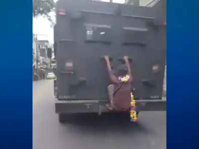 Homem é flagrado pegando 'carona' em blindado da Polícia Militar do Rio, VÍDEO