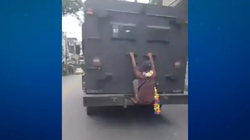 Homem é flagrado pegando 'carona' em blindado da Polícia Militar do Rio, VÍDEO