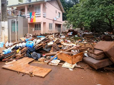 Com nível do Guaíba baixando, cenário de destruição se revela em Porto Alegre