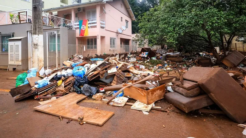 Com nível do Guaíba baixando, cenário de destruição se revela em Porto Alegre