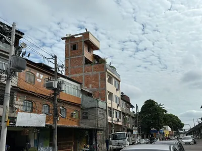Dois andares e o terraço do "arranha Céu de Irajá" é demolido pela Prefeitura