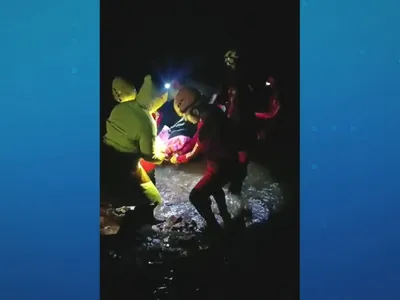 Bombeiros resgatam idosa doente que ficou ilhada após ponte ser levada no RS