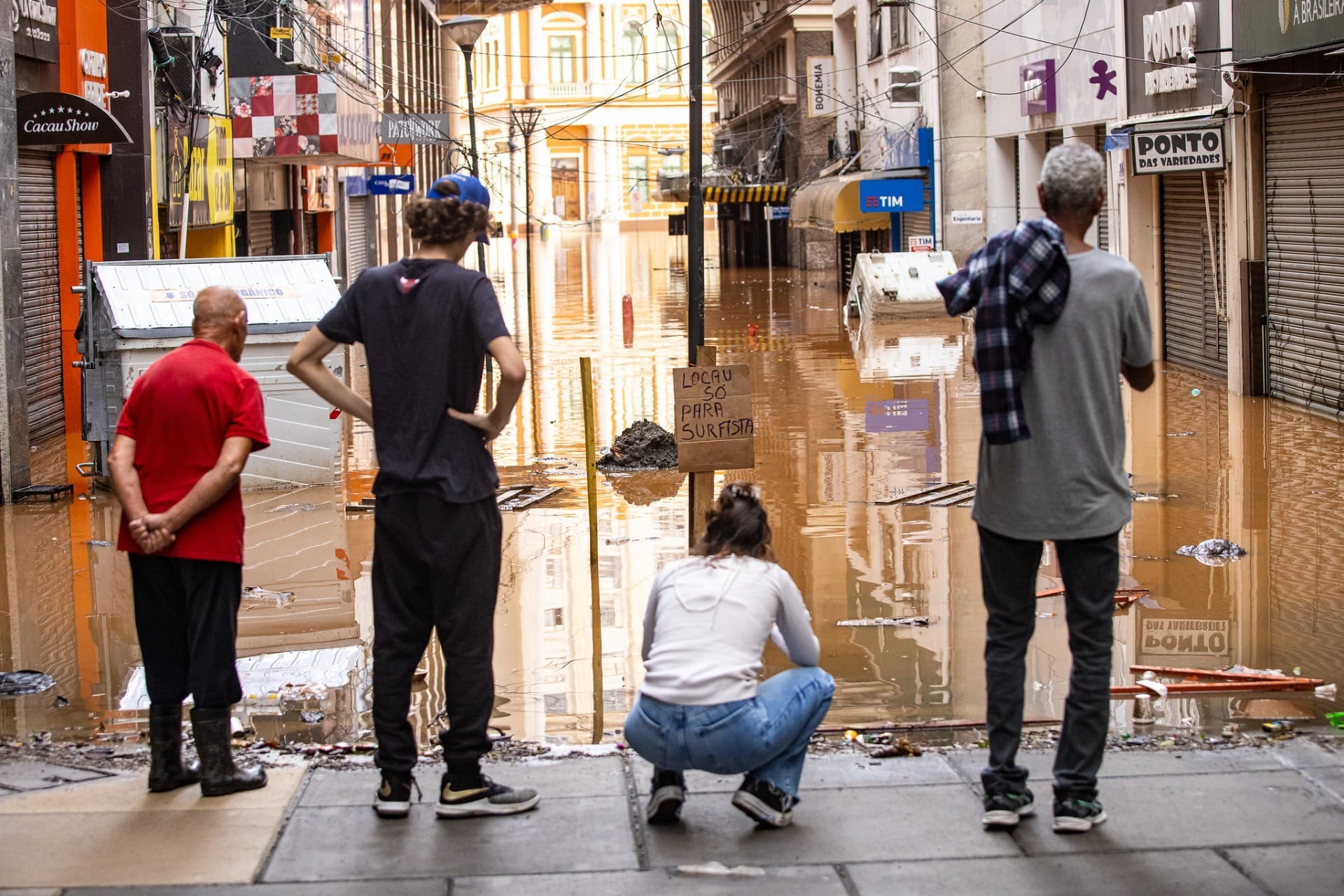 Com chuva forte, água volta a subir e inundar ruas de Porto Alegre 