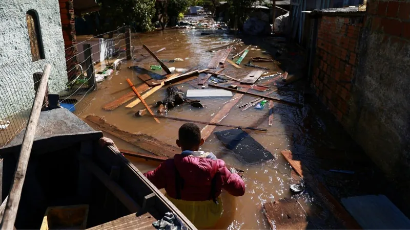 ‘Impotência e medo’: como a tragédia no Rio Grande do Sul afeta a saúde mental?