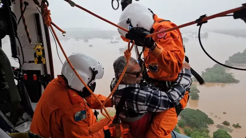 Bombeiros do Rio que retornaram de missão no RS receberão medalhas do governador