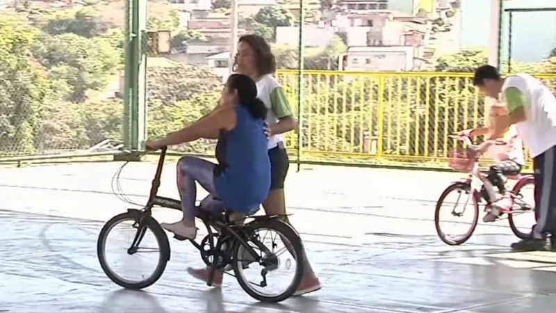 Projeto em MG ensina adultos a andarem de bicicleta: 'Sensação de liberdade'