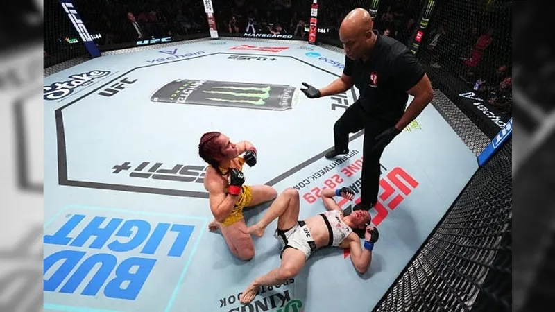Arbitro interrompe luta após Piera Rodriguez acertar golpe ilegal em Ariane Sorriso.