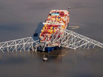 Tripulação de navio que derrubou ponte nos EUA continua presa em embarcação