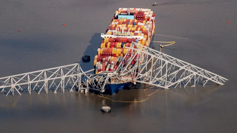 Tripulação de navio que derrubou ponte nos EUA continua presa em embarcação