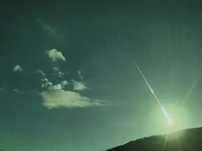 Veja momento em que meteoro cruza os céus de Portugal e Espanha 