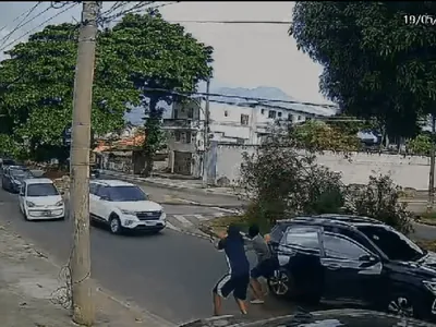 Criminosos assaltam três carros em Realengo, Zona Oeste do Rio; veja vídeo