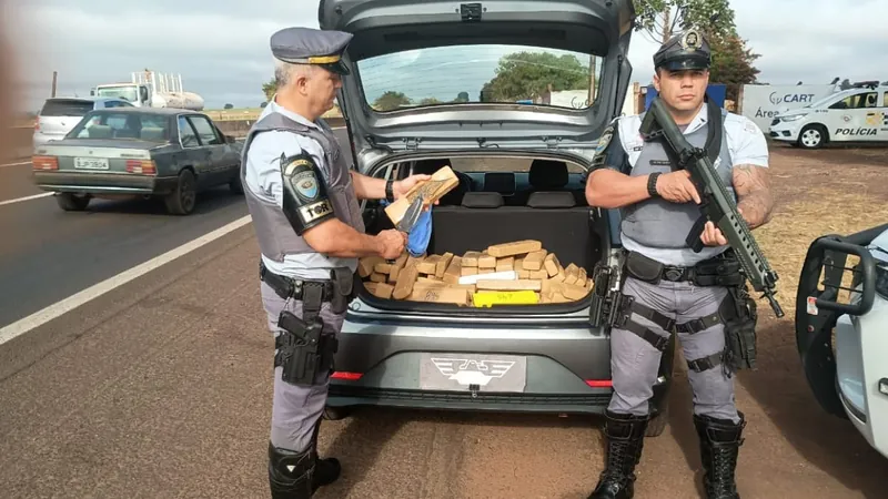 Carro é apreendido com 170 tabletes de maconha em Santa Cruz do Rio Pardo