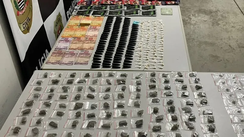 Dupla é detida com várias porções de maconha, haxixe, cocaína e crack
