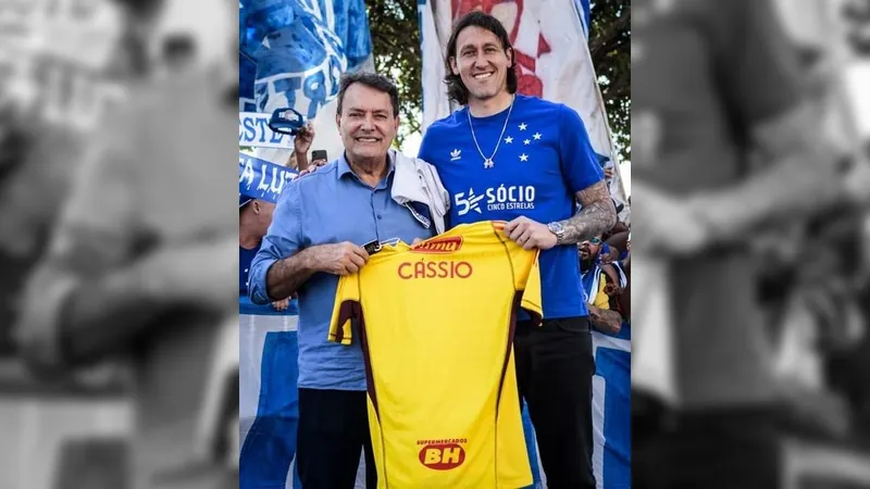 Cássio desembarca em BH e veste a camisa do Cruzeiro