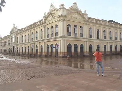 Centro Histórico e trens de Porto Alegre passam por limpeza após água recuar