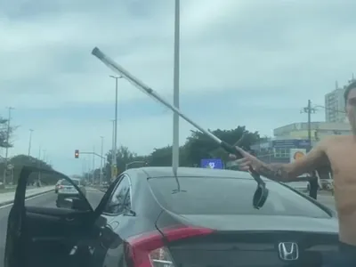Vídeo: homem usa muleta para agredir motorista de app em briga de trânsito no RJ