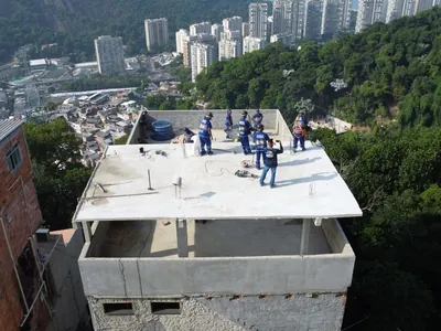 Dois prédios irregulares na Rocinha começam a ser demolidos pela SEOP 
