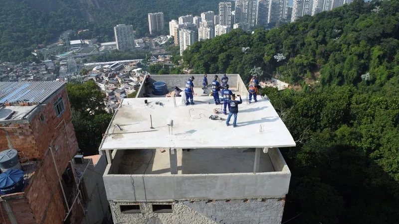 Dois prédios irregulares na Rocinha começam a ser demolidos pela SEOP