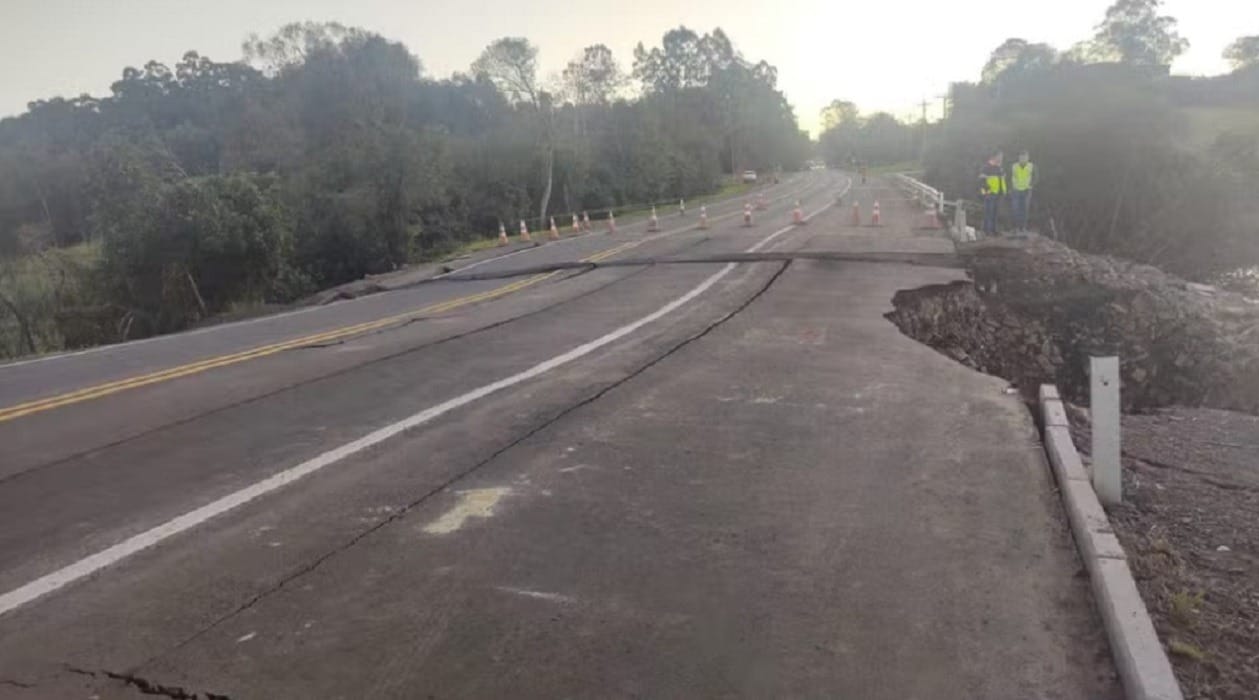Chuvas no RS: trecho de rodovia desaba em Capela de Santana, no Vale do Caí