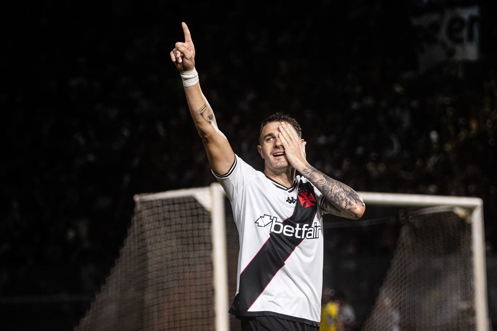 Com seis gols e drama dos pênaltis, Vasco elimina Fortaleza na Copa do Brasil