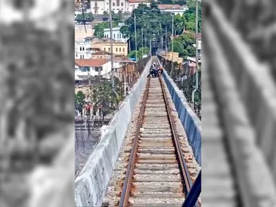 Motoqueiro invade trilhos do Bondinho de Santa Teresa, no Centro do Rio