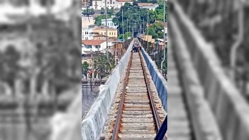 Motoqueiro invade trilhos do Bondinho de Santa Teresa, no Centro do Rio