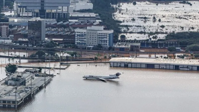 Nivel da água em aeroporto de Porto Alegre deve abaixar até sábado