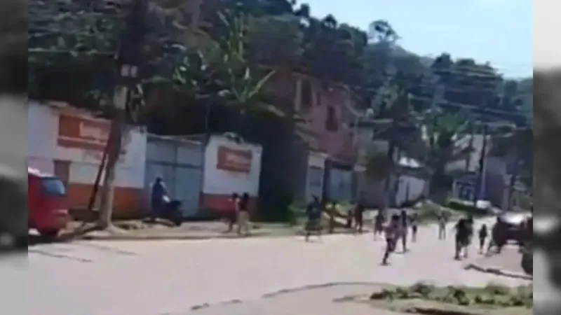 Homens são presos durante ação policial em Queimados, Baixada Fluminense