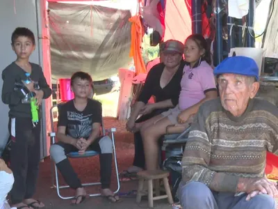 Famílias revezam dormitórios improvisados em caminhão que serve de abrigo no RS