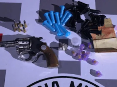 Homem é preso por porte ilegal de arma e tráfico de drogas em Jacareí