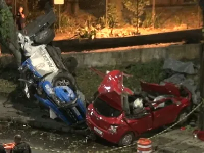 Perseguição policial termina com dois carros destruídos e quatro mortos no RJ