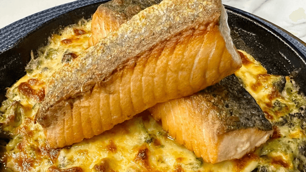 Salmão grelhado com gratinado de batata e creme de brócolis | Band Receitas