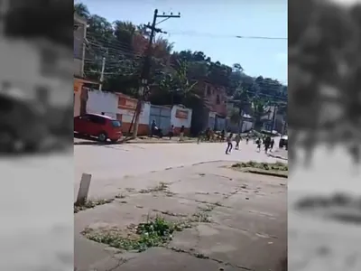 Crianças ficam em meio a troca de tiros em comunidade de Queimados; VÍDEO