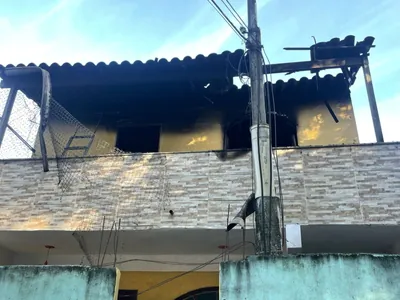 Adolescente mata pais a marteladas e incendeia casa em Jacarepaguá