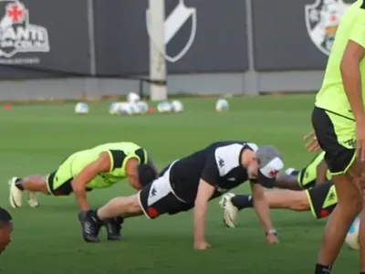Vídeo: Álvaro Pacheco faz flexões com jogadores do Vasco no primeiro treino 