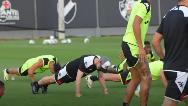 Vídeo: Álvaro Pacheco faz flexões com jogadores do Vasco no primeiro treino