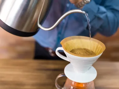 Como fazer um bom café coado em 3 passos (com segredo de barista!)