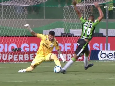 Jogador do América causa polêmica por fazer gol após lesão de goleiro do Santos