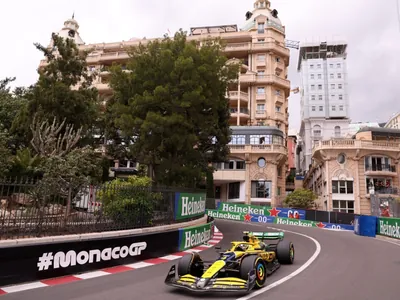 VÍDEO: McLaren "desfila" pelas ruas de Mônaco com pintura em homenagem a Senna