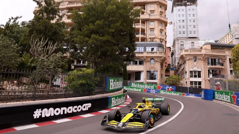 VÍDEO: McLaren "desfila" pelas ruas de Mônaco com pintura em homenagem a Senna