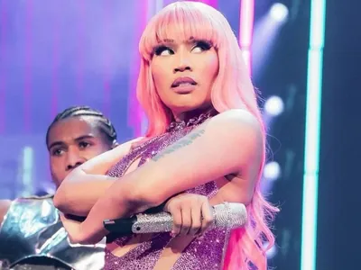 Nicki Minaj faz live ao ser detida por suposto porte de drogas em aeroporto 