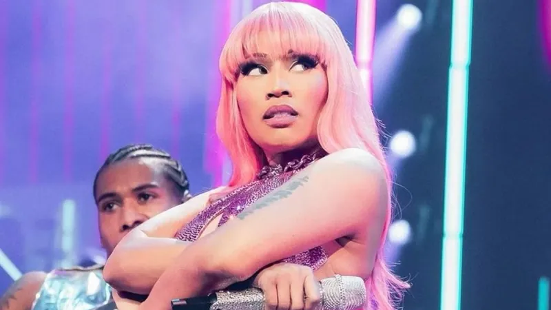 Nicki Minaj faz live ao ser detida por suposto porte de drogas em aeroporto
