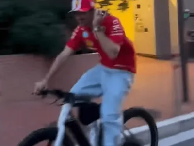 Leclerc, Piloto da ferrari, volta pra casa de bicicleta após vitória em Mônaco