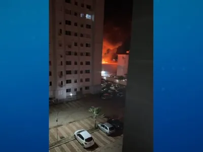 Vídeo: incêndio atinge prédio comercial em Porto Alegre em meio a enchentes