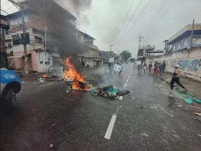 Manifestantes ateiam fogo em objetos e bloqueiam via em Quintino