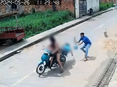 Vídeo: assaltante com facão derruba mulher e bebê de cima de moto