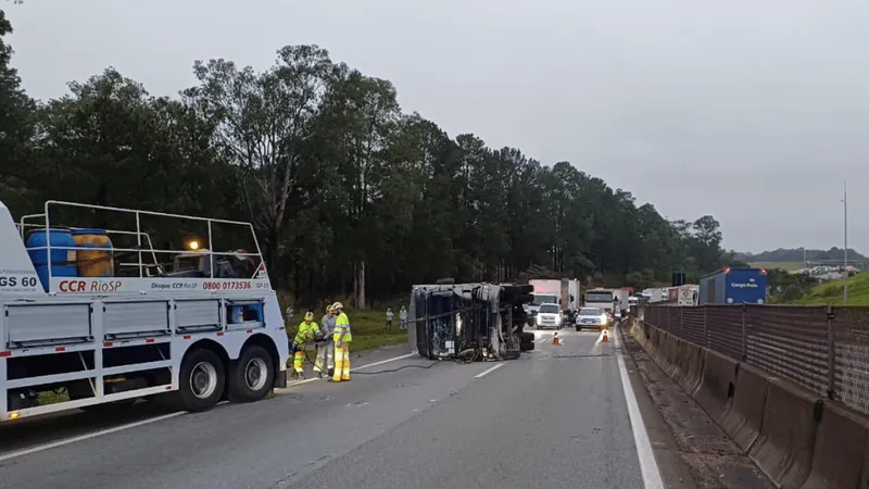 Caminhão tomba e causa congestionamento na Dutra em Cachoeira Paulista