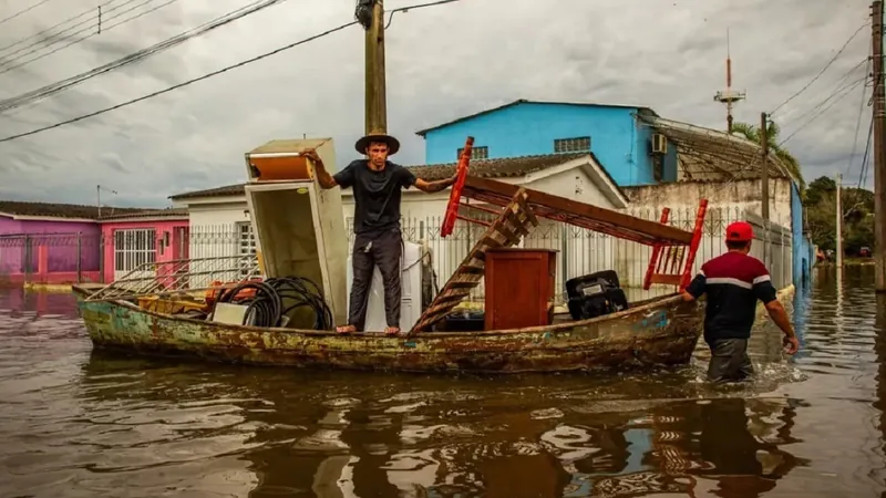 Pescadores temem crise prolongada no RS: 'Imagina o que vem dessa água aí'