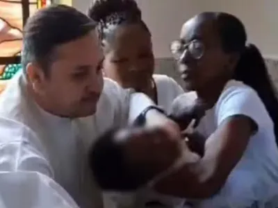 Padre que deu puxão em bebê durante batizado é investigado pela Polícia Civil