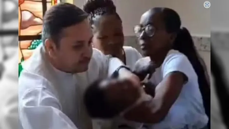 Padre que deu puxão em bebê durante batizado é investigado pela Polícia Civil